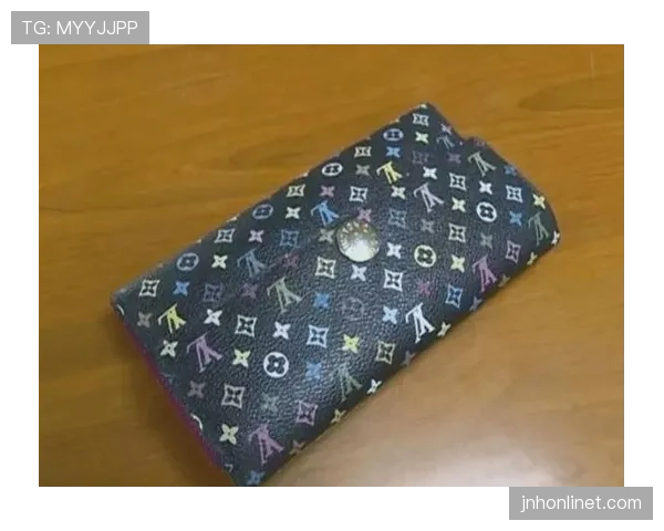 巴洛特利超市买菜被认出，结账时掏出一叠现金说“不用找了”