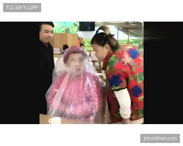 邢傲伟拎着夜市塑料袋回酒店,那一幕比任何花边都戳人 邢傲伟拎着夜市塑料袋回酒店,那一幕比任何花边都戳人